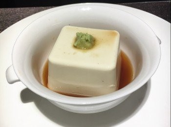 step1: 日式豆腐
材料:(1 人份量)
日本娟豆腐 1件
鰹魚豉油 適量
山葵醬 適量

將日本娟豆腐放碗中，淋上鰹魚豉油及放上山葵醬，即成。