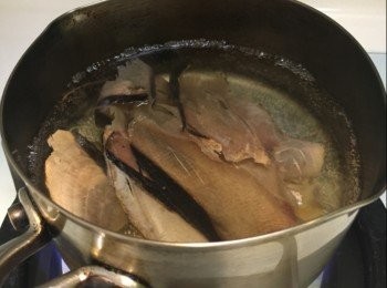 step2: 鰹魚豉油
材料：
鰹魚片 約10片
黃糖 1湯匙
水 2杯
日本豉油 半杯

用一小煲將鰹魚片、黄糖及水中火煮滾，轉小火煮10分鐘，加入日本鼓油煮約5分鐘，放凉，用濾網隔去鰹魚片，即成。（注： 因今次亦買了一些鰹魚片，故嘗試做鰹魚豉油，亦可用現成代替。）