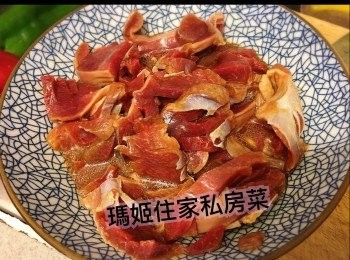 step4: ～<a href="https://bit.ly/3uTwVKG" target="_blank" data-keyword="雞腎" class="guide-link"><strong>雞腎</strong></a> <span style="display:inline-block;vertical-align:middle;margin-top:-3px;color:initial;border-radius:3px;padding:2px 3px;font-size:12px;line-height:14px;background:#87d300;color:#fff;">即買</span> 👉🏻洗乾淨👉🏻去筋切細片👉🏻用鹽 油 糖 米酒生抽 生粉醃最小30分鐘