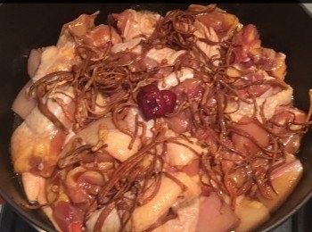 step1: 雞切件清洗後
用豉油2-3匙，糖3匙，生粉1匙，米酒3匙醃15-20分鐘
蟲草花浸2-3分鐘軟身