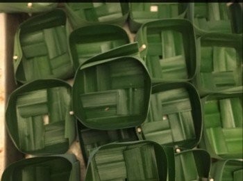 step2: 班蘭葉，去頭尾留中間7吋半，並在每1.5寸分四段剪開半片，接成四方小盒，將西米平均放入小方盒備用。