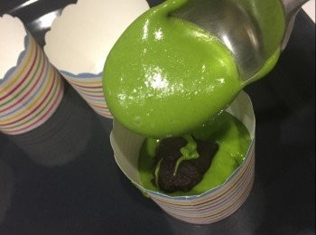 step4: 再將麵糊倒在紅豆蓉面蓋上