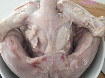 step2: 㷛一㷛熱水，仍然將去皮的雞放入，川燙一下，目的是要去掉雞血水和雜質。取出後滴乾水份。