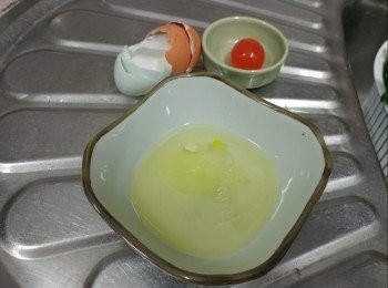 step2: 打開鹹蛋取出蛋黃， 鹹蛋白及雞蛋白用叉充分調勻備用