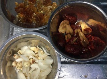 step1: -浸發桃膠8小時或以上後清走雜質。
-清洗百合泥及除去啡色部分，再跟蓮子浸1小時。
-清洗及除去紅棗籽，再跟杞子略浸（水可留下）。