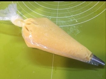 step9: 圍住麵包吱上墨西哥皮。