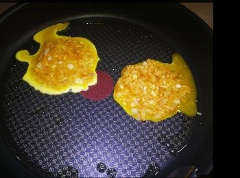 step4: 小火燒熱鑊加油,一勺蛋漿(如圖)