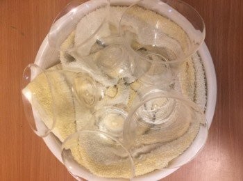 step4: 甜品杯斜著，用毛巾固定好，把做好的巧克力布丁液倒入。