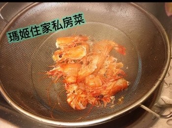 step5: 擺定個大碗👉🏻上面放上筲箕👉🏻倒頭先煲嘅金華火腿蝦殼上湯👉🏻蝦殼可以唔要喇