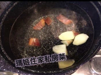 step3: ～煲滾水下金華火腿及雞（中火）👉🏻見滾👉🏻轉細火煲1.5小時
～另外煲水👉🏻煲水餃👉🏻盛起備用
