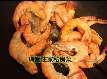 step3: ～倒出多餘油份👉🏻用原鑊下鹹蛋👉🏻炒至溶化及起泡👉🏻下少許糖及鹽👉🏻下蝦回鑊快炒
完成～