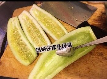 step2: ～青瓜切頭尾👉🏻用黎磨膠（唔係會苦的)👉🏻間開去皮👉🏻之後中間切開一半👉🏻用匙羹去核👉🏻切片
