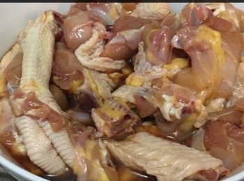 step2: 雞切件，用糖、生粉、豉油、鹽、米酒醃20分鐘