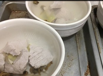 step2: 將材料平均分在4個碗 （staub12cm碗)
放滿熱水，再用錫紙封蓋