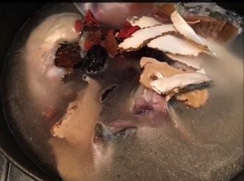 step3: 用少許油左煲加薑片煎香魚頭（中火），
落2湯匙酒，再加800ml-1000ml水，
再落所有材料。代水大滾後，
轉細火煲1.5小時加鹽調味