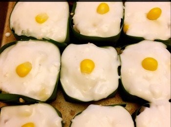 step4: 椰汁加糖80g(可攪勻試味加多/減少)
放1/3茶匙鹽加木薯粉攪勻後，
加熱成糊狀後
平均分在小盒上，
隨意加粟米做裝飾。
雪30分鐘後即可