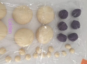 step1: 將<span class="group_1">麵包材料</span>全部放入麵包機裏，按做麵糰的按鈕至完成第一次發酵。取出麵糰排氣後，先割出60克的麵糰備用。餘下的麵糰平均分為6等份，滾圓，蓋上保鮮紙靜止10分鐘。這是麵包超人的臉。

將先前60克的麵糰，分成6等份。再從這10克的割去2份3克和1份4克的麵糰分別作為臉珠和鼻子。全部麵糰分割完成後，蓋上保鮮紙，靜止10分鐘。