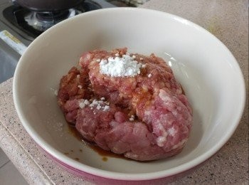 step1: 豬絞肉用生抽， 糖， 生粉，水撈勻