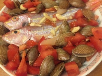 step3: 花甲完成吐沙後，再圍邊放置，<span class="group_2">調味料</span>準備後可淋於魚身。