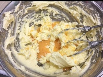 step1: 糖，牛油，打鬆，分幾次加入蛋