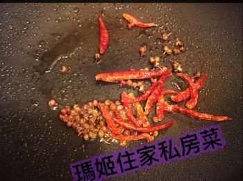 step4: 熱鑊下油👉🏻首先下花椒及乾辣椒先👉🏻炒香