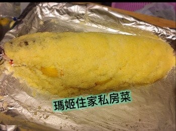 step6: 在底下放小小👉🏻然後鋪上粗鹽👉🏻用粗鹽包住烏頭魚