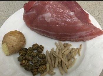 step1: 瘦肉切細粒飛水洗淨
石斛暖水浸開剪一半