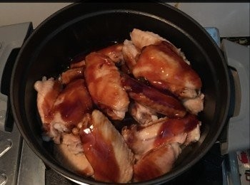 step2: <a href="https://bit.ly/3zHU5V3" target="_blank" data-keyword="雞翼" class="guide-link"><strong>雞翼</strong></a> <span style="display:inline-block;vertical-align:middle;margin-top:-3px;color:initial;border-radius:3px;padding:2px 3px;font-size:12px;line-height:14px;background:#87d300;color:#fff;">即買</span> 放入鍋
加水加蠔油加冰糖
大火煮滾轉細火
蓋好細火煮20分鐘