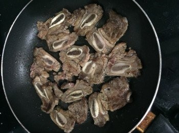 step2: 把醃好既牛仔骨煎至8成熟；