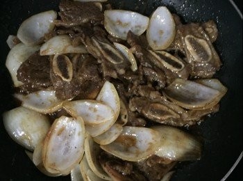 step4: 老抽係想深色少少，好睇d，可省略的。
用刀背剁鬆牛仔排就唔會un 。