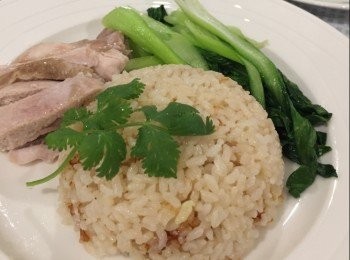 step2: 打開鍋蓋，移掉葱段,將雞腿肉切件。攪拌鍋中的白飯與剩餘醬油至均匀混合。將飯放入飯碗後倒扣在碟上。雞件鋪在飯面上，加上青菜便可配上<span class="group_2">醬料</span>伴食。