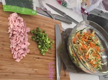 step1: 將火腿，洋蔥切粒，然後用少許油爆香。
意大利青瓜和紅蘿蔔刨絲備用。