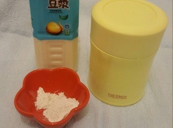 step1: 先把熱水倒入保暖壺，加蓋暖壺。