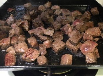 step4: 1. 牛肉粒解凍、冼浄，用廚房紙抹乾水份，灑上海鹽及黑胡椒醃約5分鐘。
2. 燒紅鑊，中大火，下橄欖油及牛油，轉大火，放入牛肉粒煎約5 -10秒，灑上紅酒，熄火；伴山葵醬，即成。