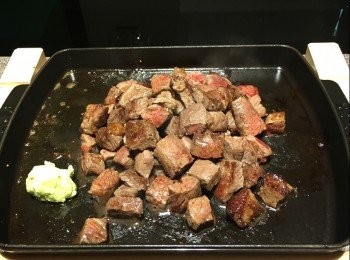 step3: 鐡板韓牛伴山葵醬

材料：(2-3人份量)
牛肉粒 400克（可用和牛，因Honey喜歡韓牛，我今次亦用韓牛）
海鹽 適量
黑胡椒 適量
紅酒 適量
山葵醬 適量