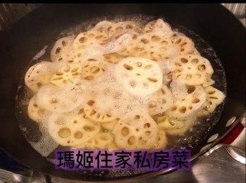 step3: 煲到差不多開始見到有泡泡👉🏻之後計時滾3-4分鐘👉🏻盛起👉🏻用凍開水浸👉🏻用筲箕盛起備用