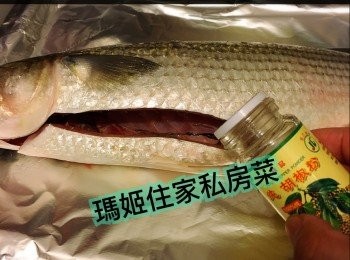 step3: 烏頭魚(買嘅時候係魚檔叫佢千萬不要打鱗）洗淨去內藏👉🏻用廚房紙抺乾
在焗爐盤上鋪下錫紙👉🏻放上烏頭👉🏻在魚肚內下胡椒粉