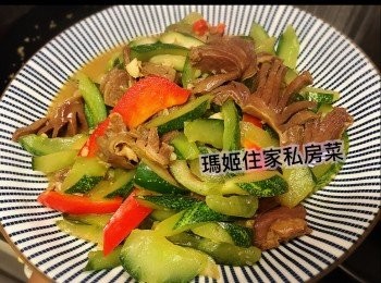 step7: ～原鑊下油👉🏻落指天椒及蒜粒👉🏻爆香後👉🏻落青瓜炒👉🏻圍住鑊邊落米酒👉🏻炒下👉🏻下雞粉炒👉🏻最後下返<a href="https://bit.ly/3uTwVKG" target="_blank" data-keyword="雞腎" class="guide-link"><strong>雞腎</strong></a> <span style="display:inline-block;vertical-align:middle;margin-top:-3px;color:initial;border-radius:3px;padding:2px 3px;font-size:12px;line-height:14px;background:#87d300;color:#fff;">即買</span> 炒
完成