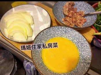 step1: ～鹹牛肉罐頭👉🏻咁梗係開定罐頭啦😂😂
～洋蔥滅衣切半再切條👉🏻備用
～雞蛋發勻👉🏻下少許鹽（真係要落好少好少既鹽就夠）👉🏻再加少許水再發勻