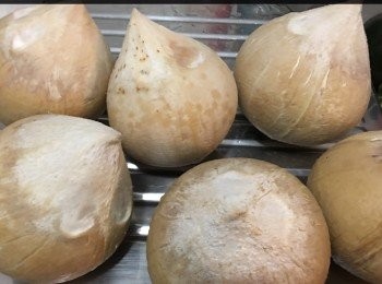 step1: 椰子水做湯底。。椰肉取出備用