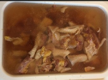 step3: 將椰水、椰肉、雞一齊落煲15分鐘後食得