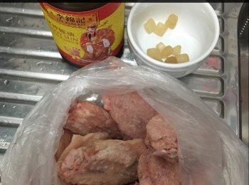 step1: <a href="https://bit.ly/3zHU5V3" target="_blank" data-keyword="雞翼" class="guide-link"><strong>雞翼</strong></a> <span style="display:inline-block;vertical-align:middle;margin-top:-3px;color:initial;border-radius:3px;padding:2px 3px;font-size:12px;line-height:14px;background:#87d300;color:#fff;">即買</span> 飛水洗淨備用