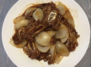 step1: 牛仔骨切開一件件後，用刀背輕輕剁鬆，加入<span class="group_2">醃料</span>最少醃1小時，切洋蔥；