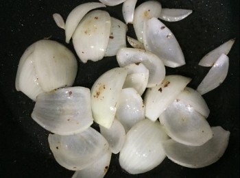 step3: 爆香洋蔥，加少許鹽、糖；
