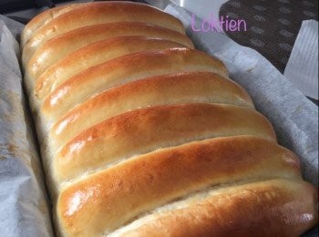 step2: 將每一份麵糰壓平，整形成長條狀，並排在焗盆內，進行第二次發酵至1.5-2 倍大。