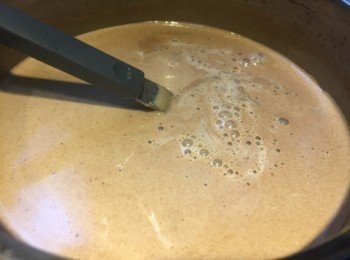 step3: 倒入已溶的朱古力溶液，攪拌均勻後熄火，
加入泡軟的吉利丁片，攪拌至完全融合。