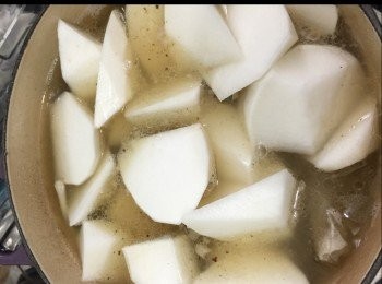 step5: 加入蘿蔔炆半小時即可。