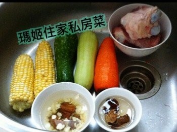 step1: 材料如圖，果皮預先浸軟刮囊👉🏻節瓜㓟皮一開二👉🏻紅蘿蔔㓟皮滾刀切