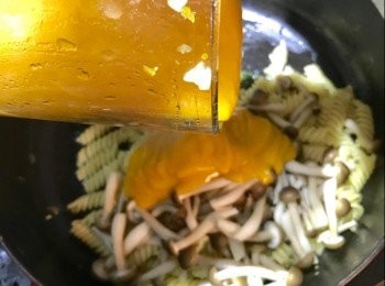 step5: 螺絲粉及蟹味菇先灼熟瀝乾水才炒