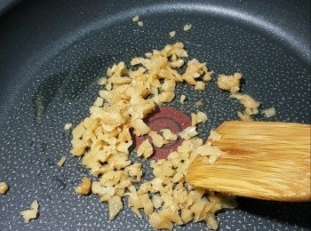 step4: 先起油鑊爆香菜脯碎